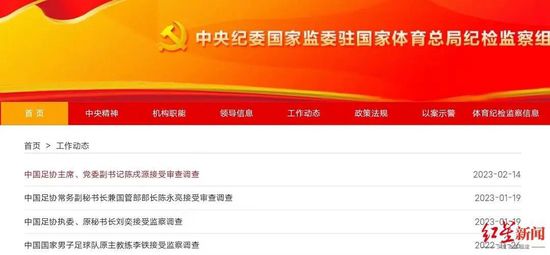 村口那边，也站了好多送行的村民。